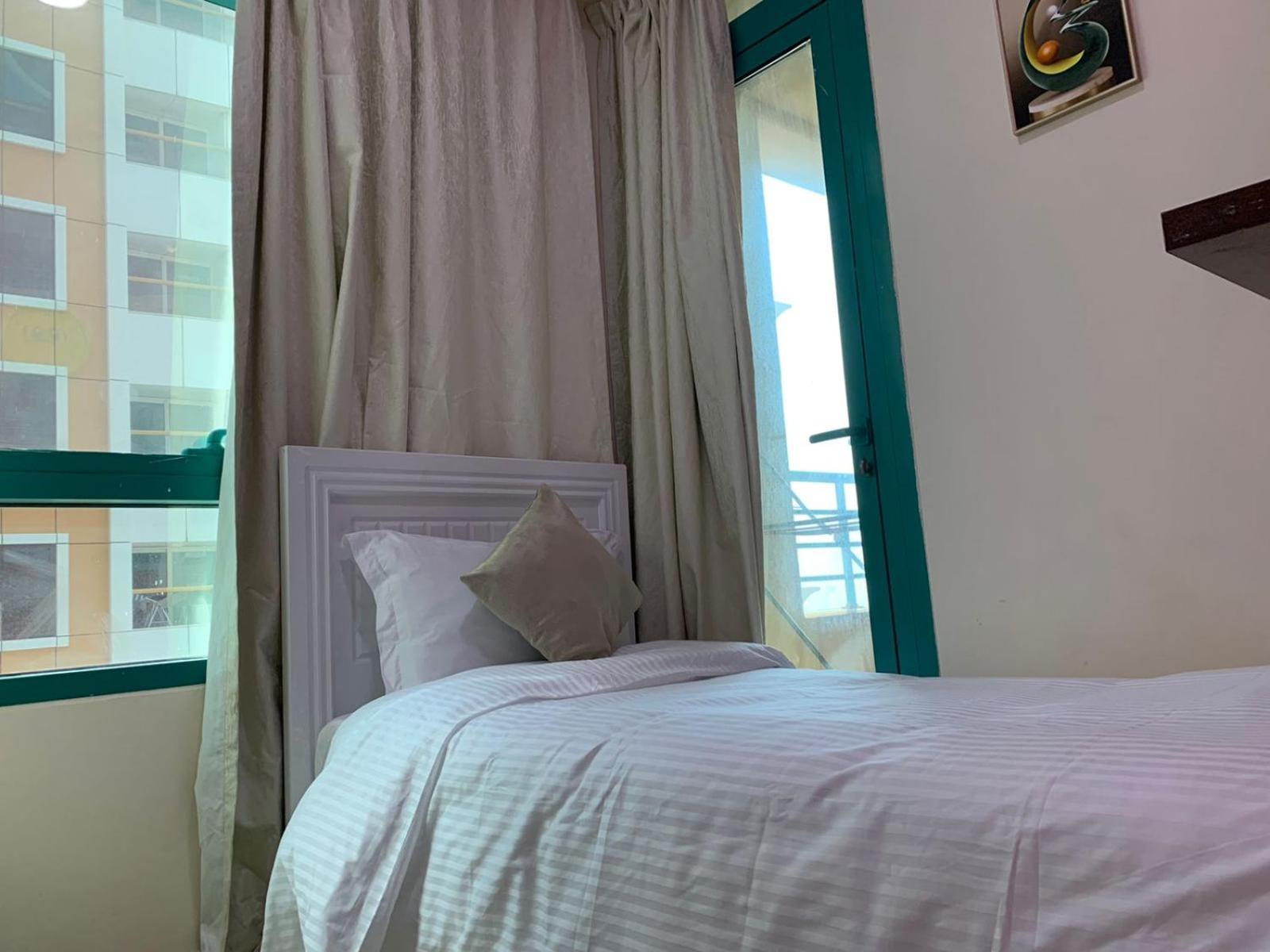 Nice Single Rooms For "Girls" Only In Dubai, Marina מראה חיצוני תמונה