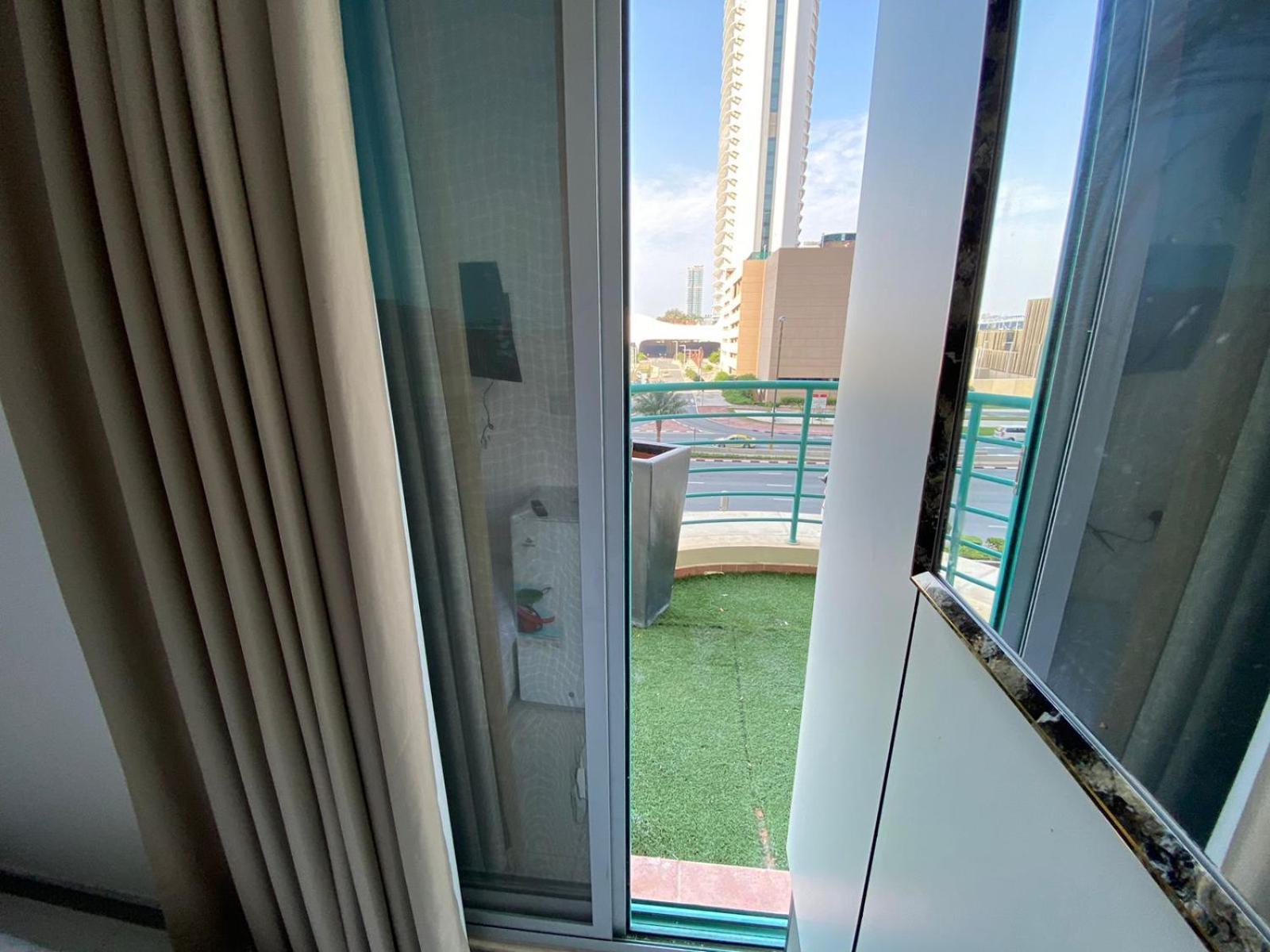 Nice Single Rooms For "Girls" Only In Dubai, Marina מראה חיצוני תמונה
