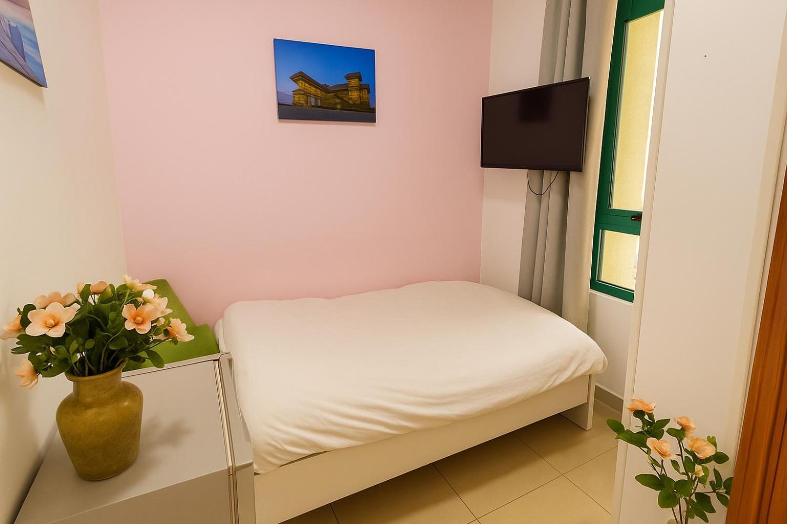 Nice Single Rooms For "Girls" Only In Dubai, Marina מראה חיצוני תמונה