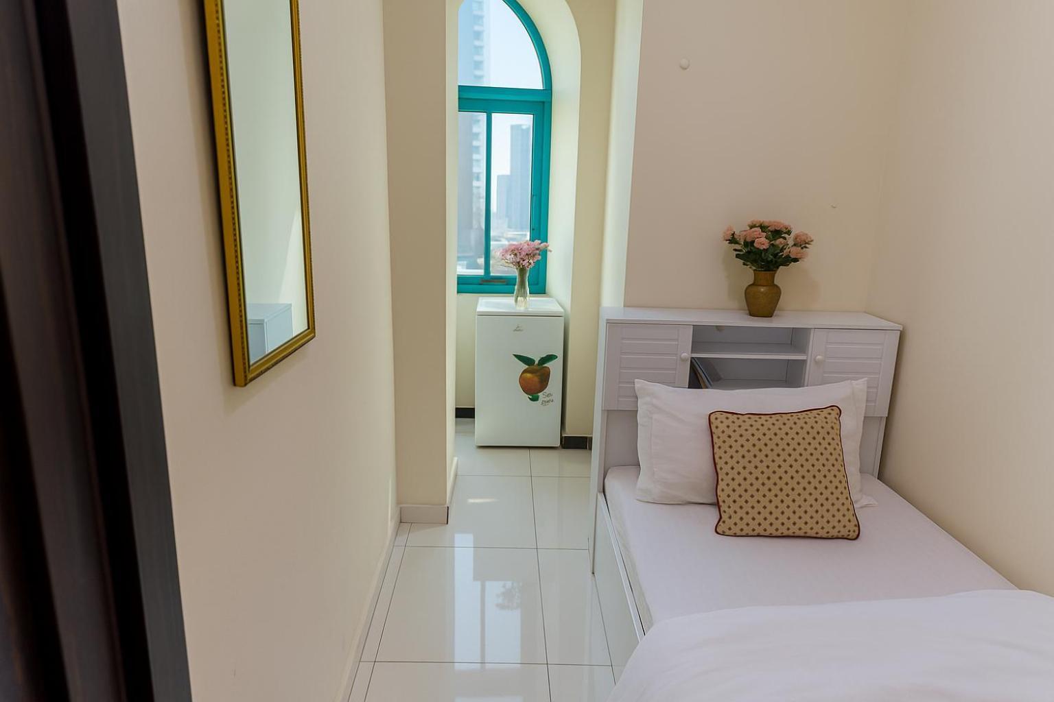 Nice Single Rooms For "Girls" Only In Dubai, Marina מראה חיצוני תמונה